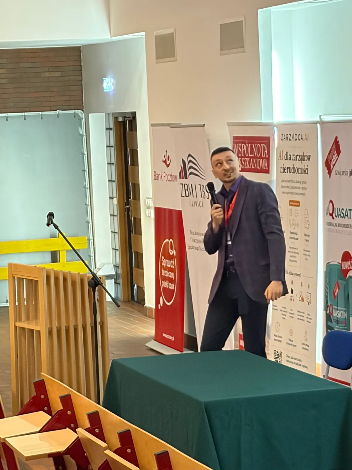 Adam Rogacki podczas prelekcji o narzędziach AI dla zarządców nieruchomości