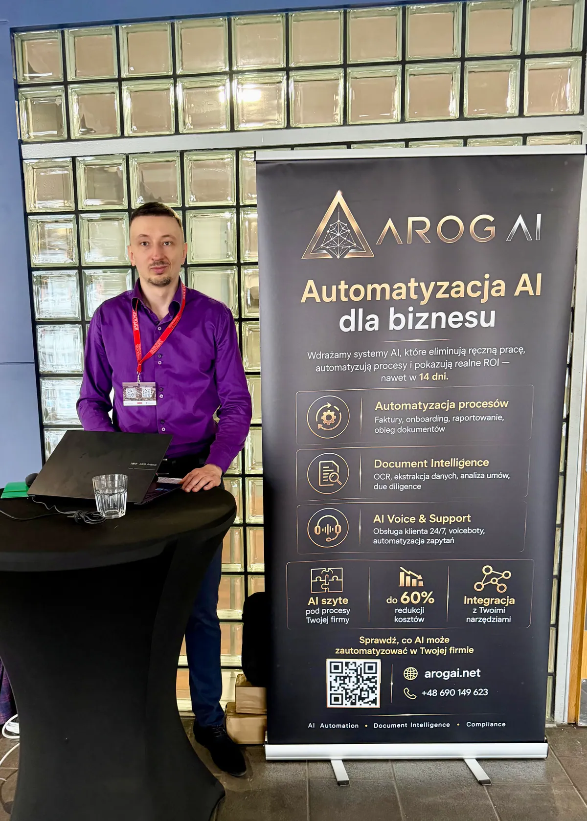 Adam Rogacki przy stoisku AROG AI podczas kongresu w Gliwicach